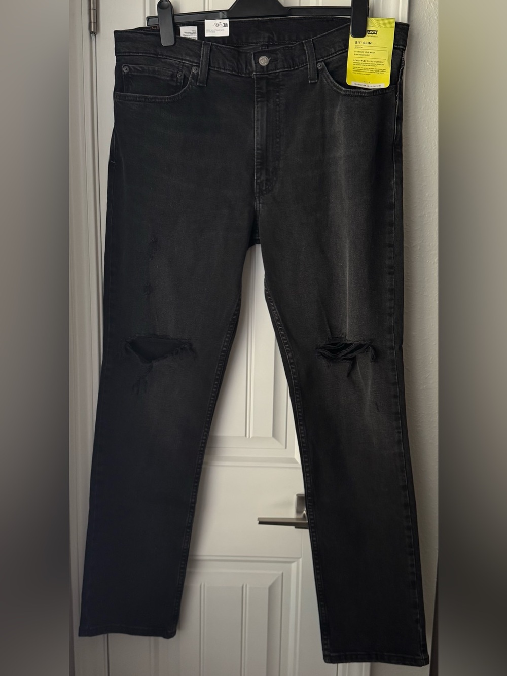 🛑 SOLD 🛑 Levi's Black Slim Straight Jeans with Knee Rips